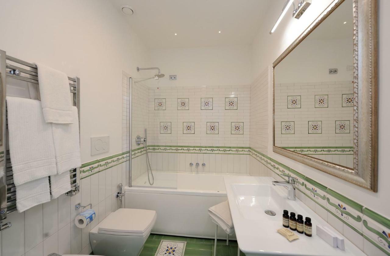 Double Room with Spa Bath,859437332:JPEG